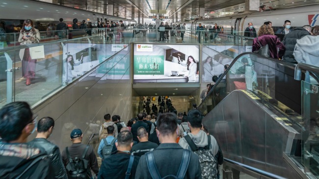 長沙南站高鐵站臺出站扶梯上方燈箱廣告投放，長沙南站廣告價格