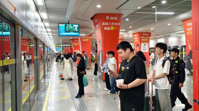 鄭州二七廣場站地鐵站臺包柱廣告投放，鄭州地鐵廣告價格