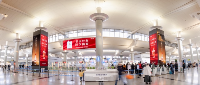 長(zhǎng)沙機(jī)場(chǎng)出發(fā)大廳中央高立柱燈箱廣告，長(zhǎng)沙黃花機(jī)場(chǎng)廣告價(jià)格