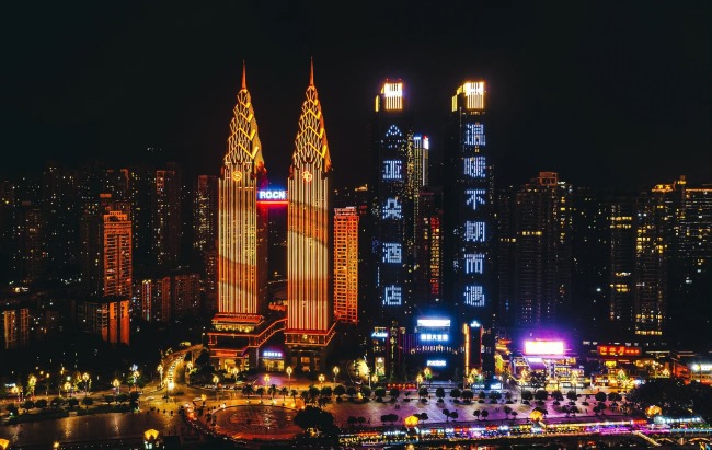 重慶皇冠國際雙子塔外墻大屏廣告投放，重慶燈光秀LED廣告價格