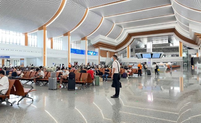 潮汕站候車廳檢票口上方燈箱廣告，潮汕高鐵站大屏廣告價(jià)格