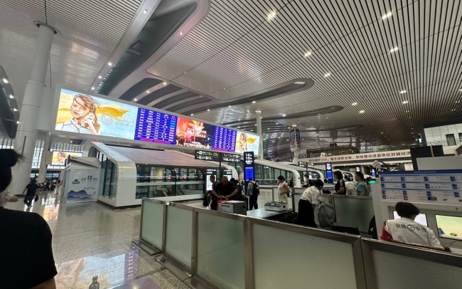 成都東高鐵站候車區安檢口上方LED廣告，成都東站大屏廣告投放