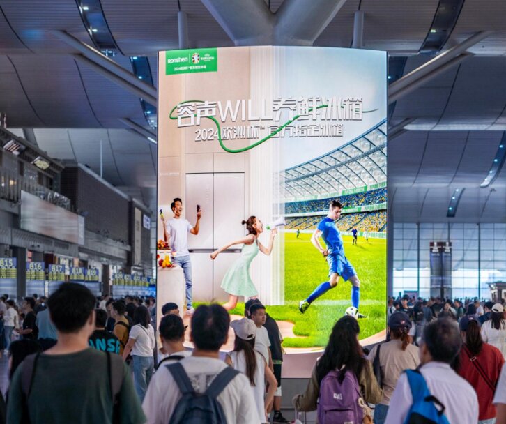 第一戶外傳媒-長沙南站-出發層候車大廳雙面落地燈箱