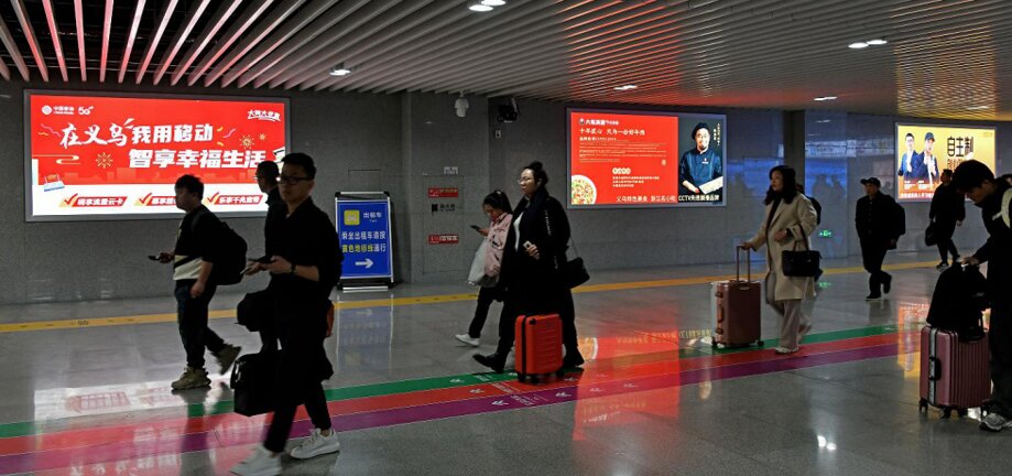 第一戶外傳媒-義烏站-一樓出站口主通道標(biāo)準(zhǔn)燈箱 第一戶外傳媒-義烏站-一樓出站口主通道標(biāo)準(zhǔn)燈箱