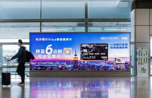 第一戶外傳媒-長沙黃花機場-T2到達層六號門旁站立式燈箱 第一戶外傳媒-長沙黃花機場-T2到達層六號門旁站立式燈箱