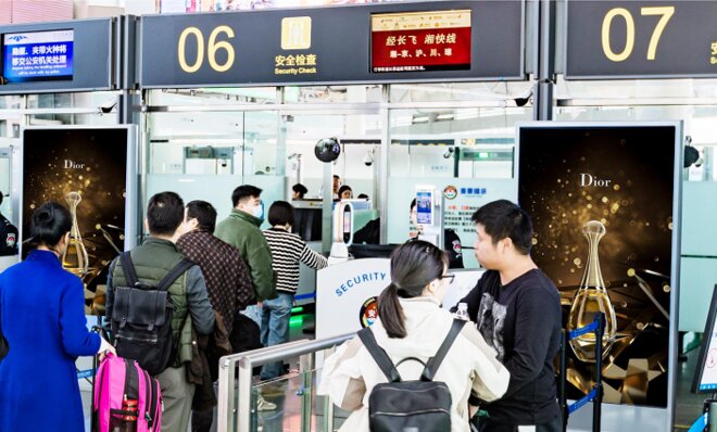 第一戶外傳媒-長沙黃花機場-T2國內出發A/B安檢口刷屏機 第一戶外傳媒-長沙黃花機場-T2國內出發A/B安檢口刷屏機