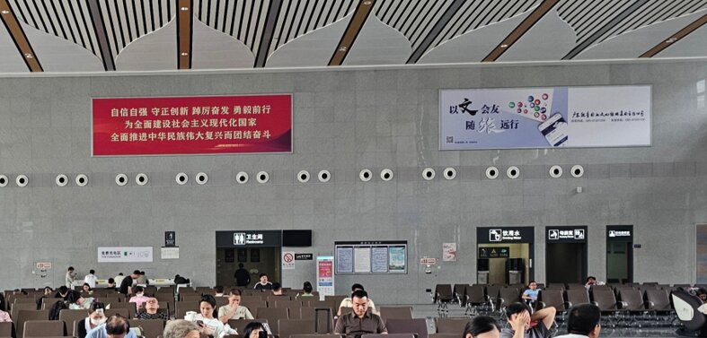 第一戶外傳媒-揭陽(yáng)站-候車廳墻面燈箱
