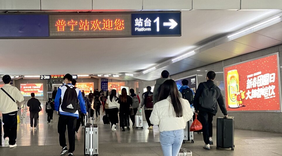 第一戶外傳媒-普寧站-進出站通道墻面燈箱 第一戶外傳媒-普寧站-進出站通道墻面燈箱