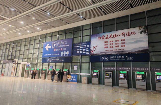 佛山西高鐵站外售票機上方燈箱廣告投放，佛山西站大屏廣告價格