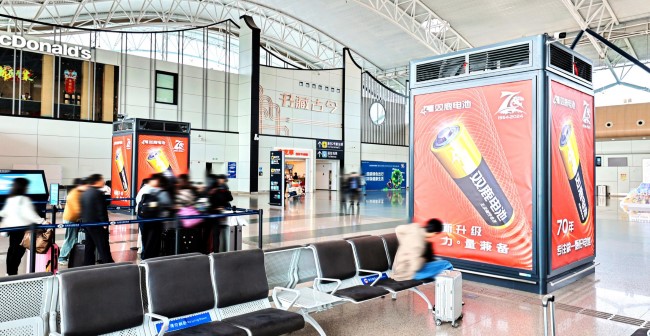 寧波機場出發(fā)大廳中央柱面燈箱廣告，寧波櫟社機場大屏廣告