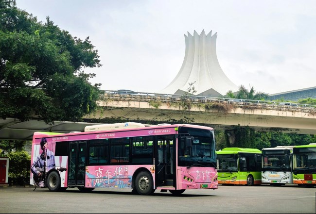 南寧公交車身外車貼廣告投放，南寧巴士車身噴繪廣告價(jià)格