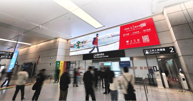 寧波機場到達行李廳出口上方燈箱廣告，寧波櫟社機場大屏廣告