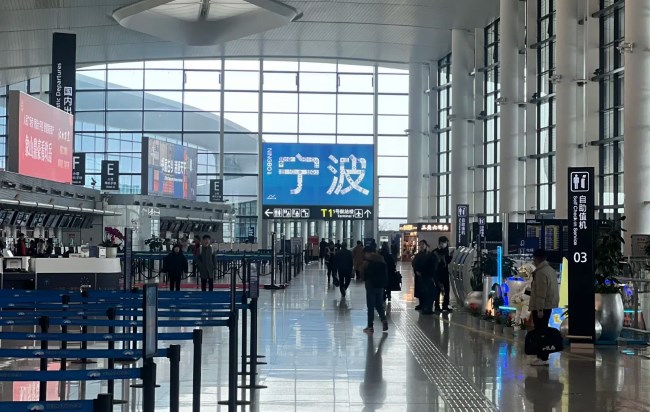 寧波櫟社機場到出發辦票大廳高空燈箱廣告，寧波機場大屏廣告