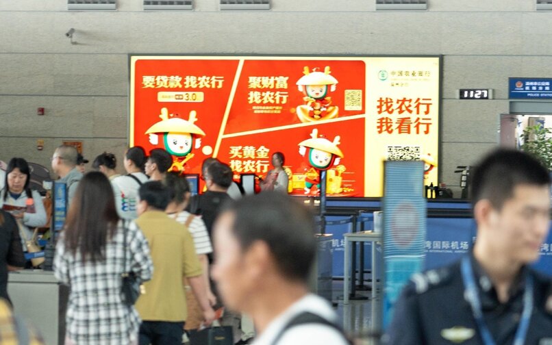 第一戶外傳媒-溫州龍灣機場T2國內(nèi)出發(fā)安檢口墻面燈箱