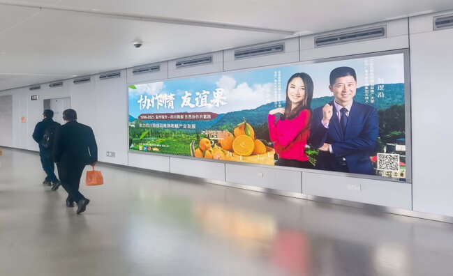第一戶外傳媒-溫州龍灣機場T2國內(nèi)到達夾層通廊兩側指廊墻面燈箱 