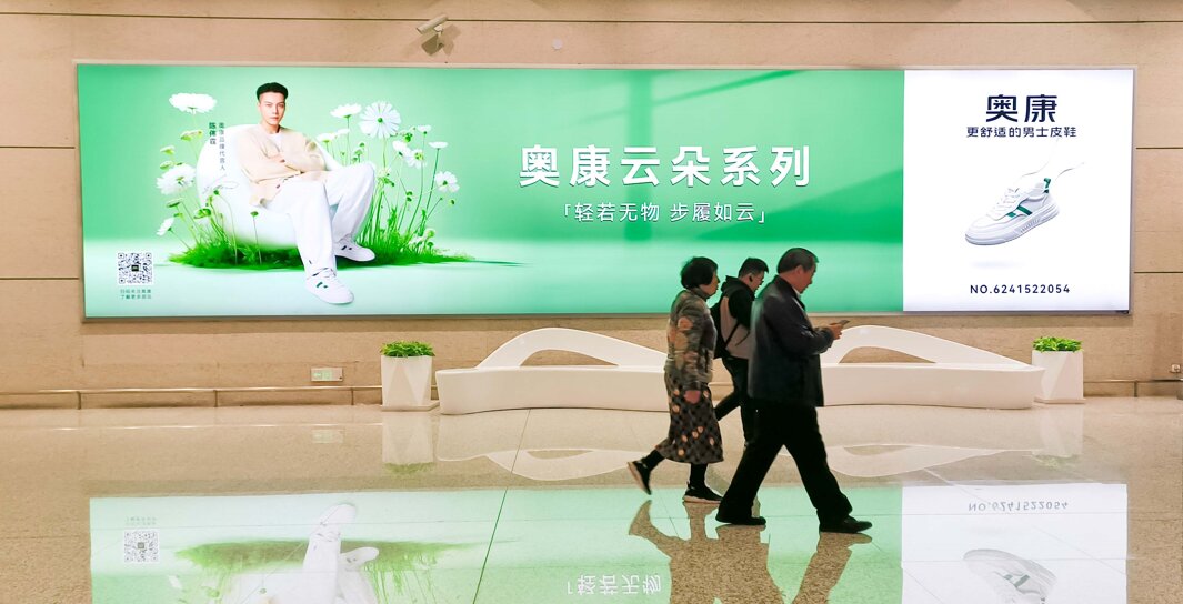第一戶外傳媒-溫州龍灣機場T2國內(nèi)到達正對行李廳電梯燈箱