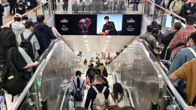 上海虹橋站高鐵站臺出站扶梯上方燈箱廣告投放，上海高鐵站廣告