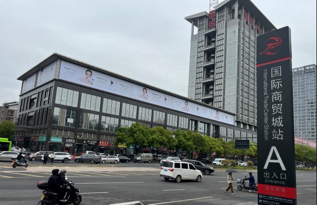 義烏國貿(mào)大廈樓頂三面翻廣告投放，義烏亞特蘭酒店大牌廣告