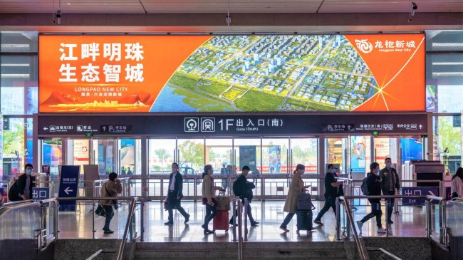 南京南站到達(dá)南北廣場出入口上方燈箱廣告，南京南高鐵站廣告