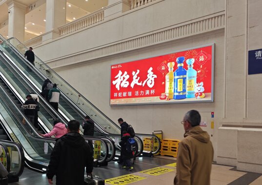 第一戶外傳媒-漢口站-進站大廳電扶梯兩側墻面燈箱 