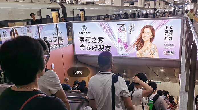 第一戶外傳媒-汕頭站-站臺出站樓梯楣頭燈箱 第一戶外傳媒-汕頭站-站臺出站樓梯楣頭燈箱