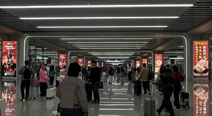 第一戶外傳媒-汕頭站-出站通道柱面燈箱 第一戶外傳媒-汕頭站-出站通道柱面燈箱