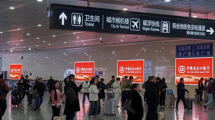 第一戶外傳媒-長沙南站-到達層出站通道墻面燈箱