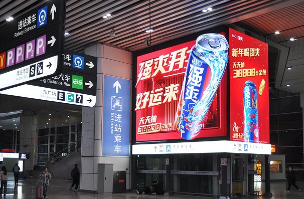 第一戶外傳媒-廣州南站-東進站口南北兩側直梯透明LED屏