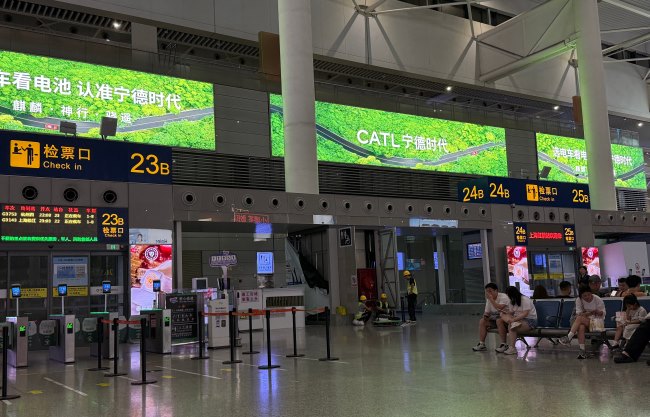 上海虹橋站候車大廳檢票口上方燈箱廣告，上海虹橋高鐵站廣告