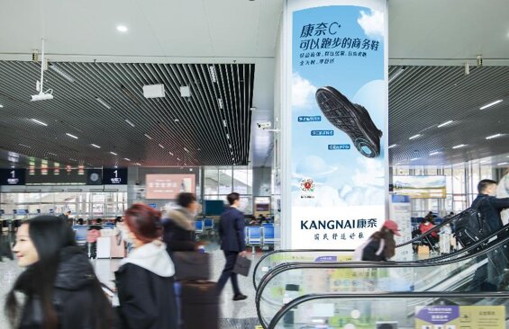 第一戶外傳媒-溫州南站一層候車大廳立柱圖騰燈箱