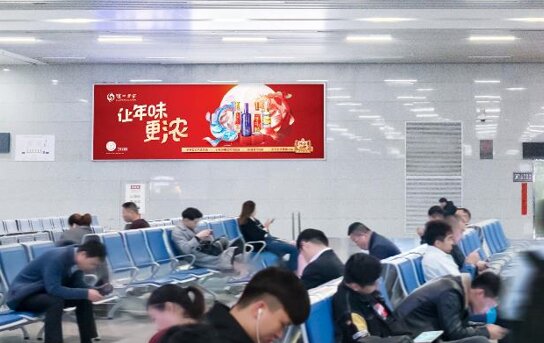 第一戶外傳媒-溫州南站一層候車大廳墻面燈箱