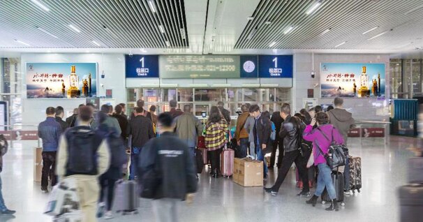 第一戶外傳媒-溫州南站一層候車大廳檢票口兩側燈箱