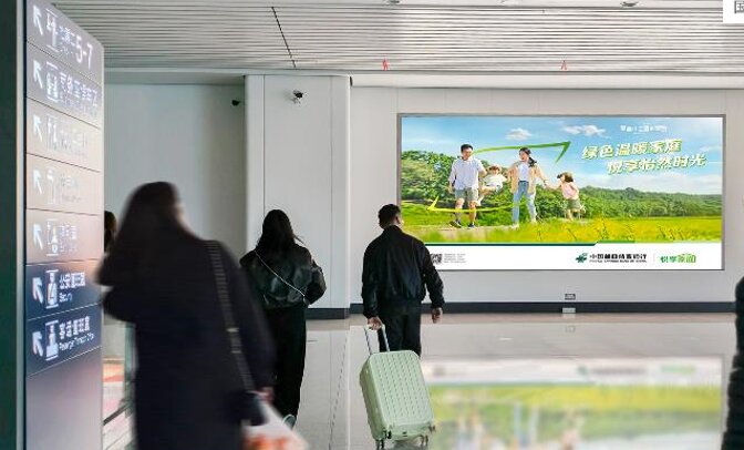 第一戶外傳媒-溫州南站西一樓候車大廳墻面燈箱