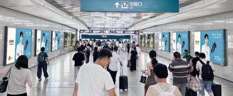 第一戶外傳媒-溫州南站出站通道墻面燈箱