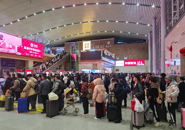 長沙南高鐵站東西廣場進站大廳兩側LED，長沙南站大屏廣告價格