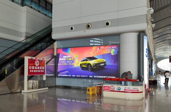 第一戶外傳媒-蕪湖站-東出發(fā)層上夾層電梯墻壁燈箱 