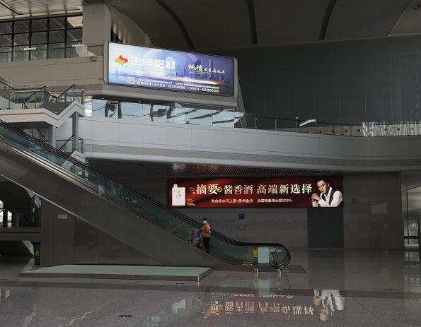 第一戶外傳媒-蕪湖站-西出發(fā)層一樓扶梯旁墻壁燈箱
