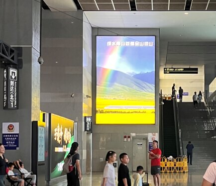 第一戶外傳媒-蕪湖站-東出站通道墻壁燈箱