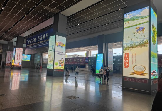 第一戶外傳媒-蕪湖站-東站房出站通道立柱燈箱 