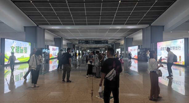 第一戶外傳媒-蕪湖站-出站通道雙面隔斷燈箱 