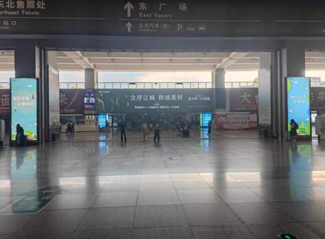 第一戶外傳媒-蕪湖站-出站口圖騰柱燈箱