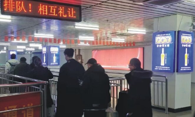 第一戶外傳媒-蕪湖站-東廣場換乘大廳立柱燈箱 