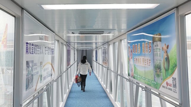 第一戶外傳媒-蕪湖蕪宣機(jī)場(chǎng)-廊橋內(nèi)側(cè)廣告