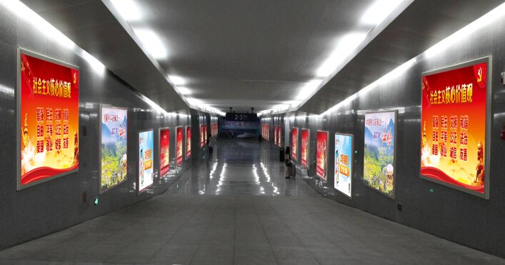 第一戶(hù)外傳媒-三明北站-出站通道燈箱 第一戶(hù)外傳媒-三明北站-出站通道燈箱