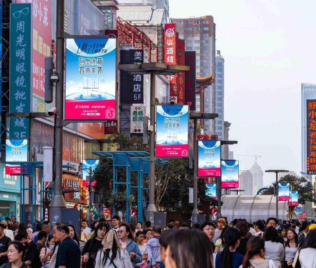 長沙黃興路步行街聯排LED廣告投放，長沙路燈桿LED大屏廣告