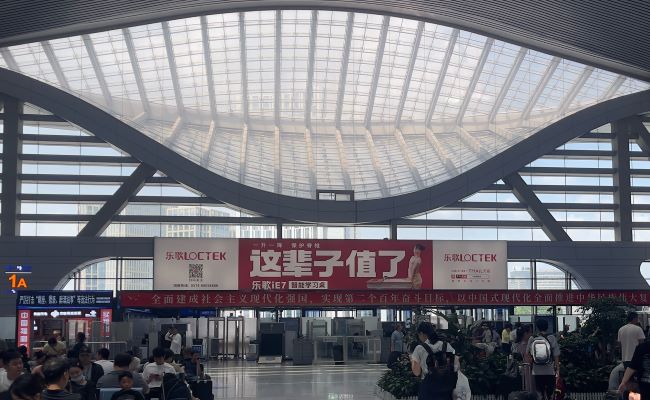 寧波站廣告候車大廳進站口上方燈箱投放，寧波火車站廣告價格