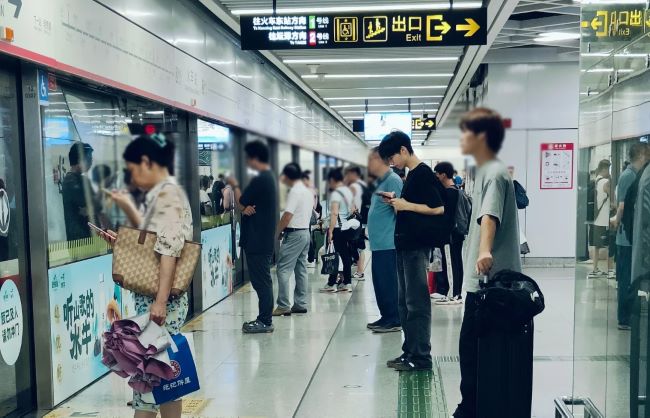 南寧地鐵站臺(tái)屏蔽門貼廣告投放，南寧地鐵玻璃貼廣告價(jià)格