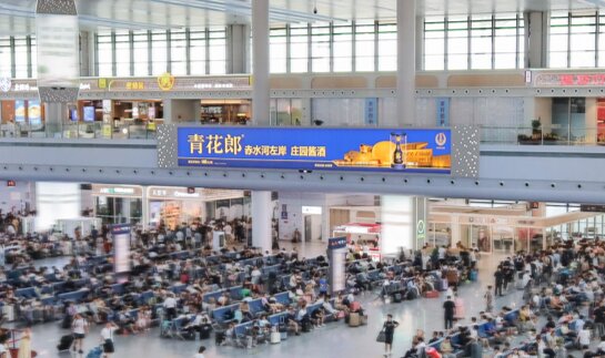 第一戶外傳媒-寧波站候車廳上方大屏燈箱