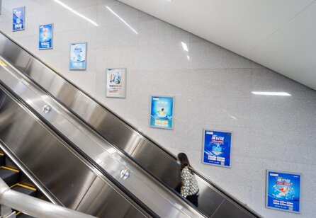 第一戶外傳媒-青島地鐵梯旁看板廣告