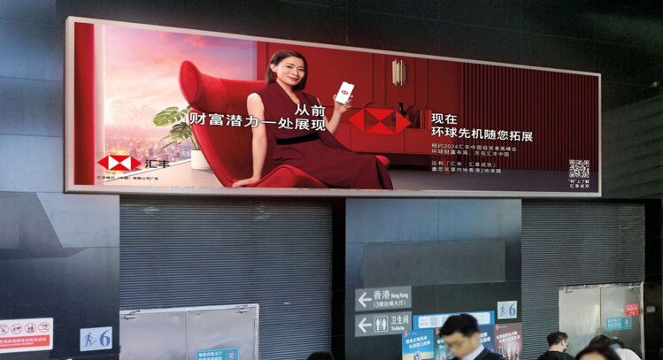 第一戶外傳媒-福田口岸-一樓大廳入境扶梯口旁燈箱 第一戶外傳媒-福田口岸-一樓大廳入境扶梯口旁燈箱